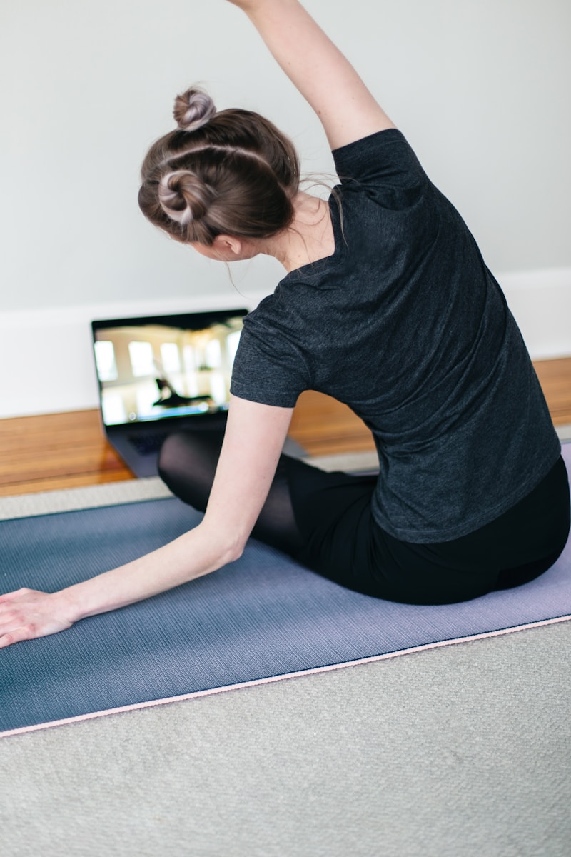 vrouw volgt online sport les